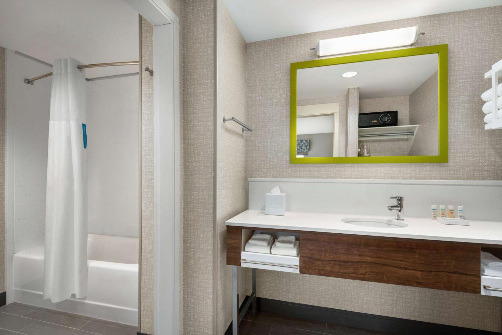 Hampton Inn & Suites Kelowna, British Columbia, Canada Esterno foto