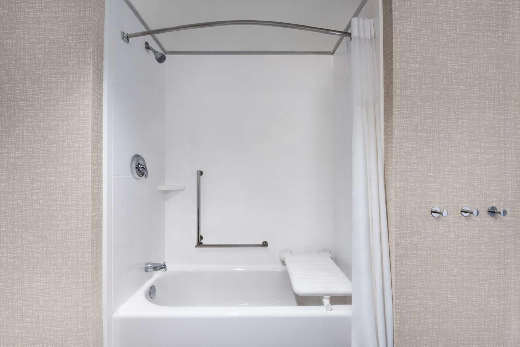 Hampton Inn & Suites Kelowna, British Columbia, Canada Esterno foto